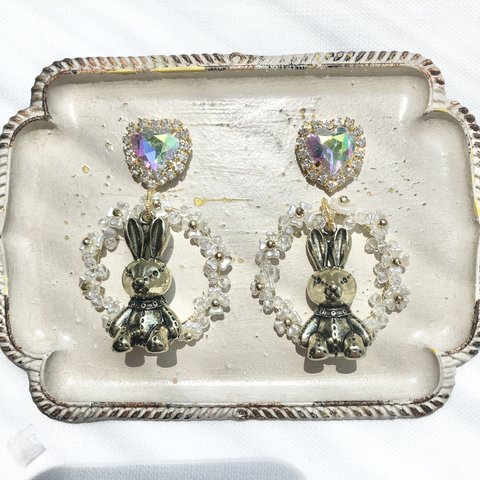 縫いぐるみうさぎとフラワービーズリースのアクセサリー　お花畑　ピアス　イヤリング　ブローチ　昭和レトロ　レトロ　レトロポップ　ファンシー　大ぶり　オーロラハート　アニマルアクセサリー