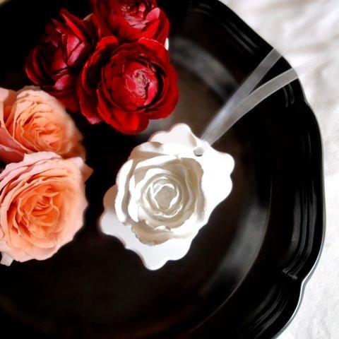 白い博物館 ■ アロマストーン ■ 植物標本　一輪咲きのバラ