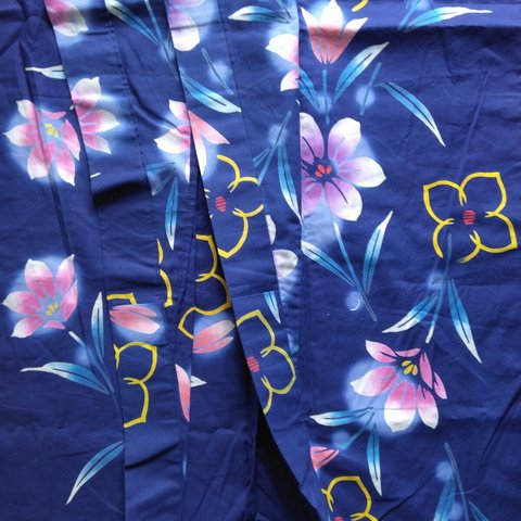 浴衣ジレ　青地にピンクの花と黄色の花　袖なし羽織　　Yukata gilet pink and yellow flowers on a blue background Sleeveless haori