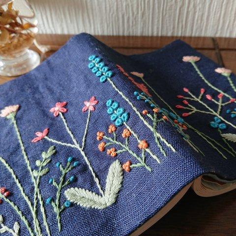 　スモーキーカラーのはな刺繡、藍色の麻文庫本サイズブックカバー