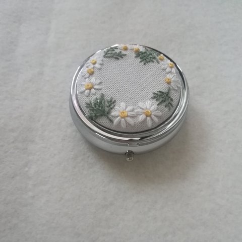 カモミール刺繍ピルケース✿Chamomile pill case