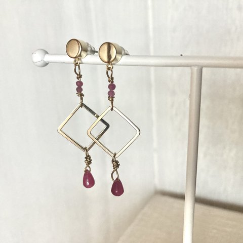 ルビーのスクエアフープピアス