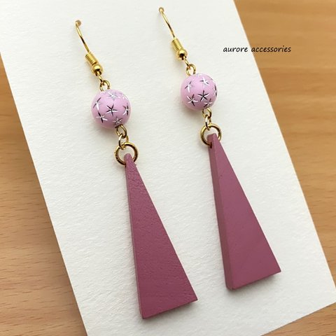 triangle pierced earrings　ピンク　三角　トライアングル　ビーズ　ウッドビーズ　星　揺れる　個性的　大人かわいい