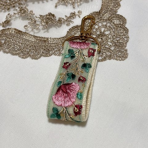   【キーホルダー・キーリング】インドリボン 花刺繍　スマホストラップ