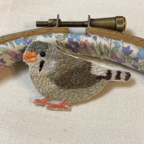 小鳥の刺繍ブローチ キンカチョウ メス