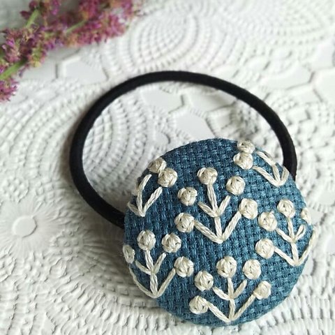 北欧風 木の実の刺繍ヘアゴム