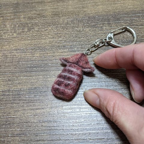 羊毛フェルトのイカ焼きキーホルダー