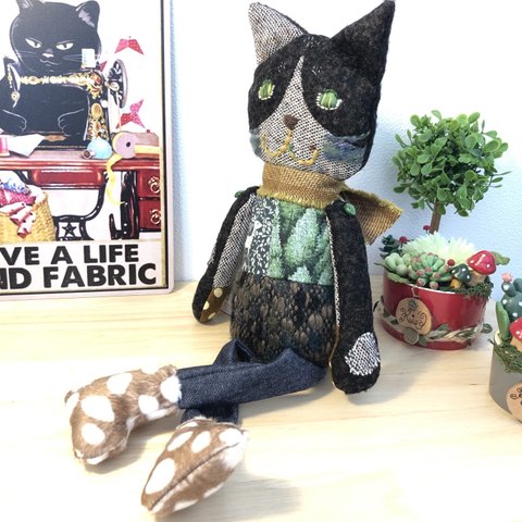 布ハンドメイド猫　自然＆森柄ハチワレの『Forest君』　ネコぬいぐるみ