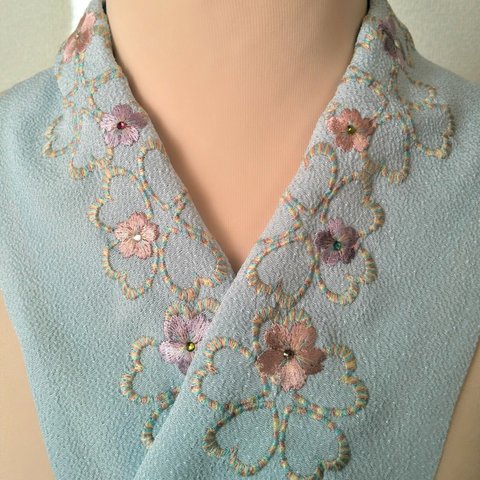 刺繍半衿　桜　ラインストーンと段染糸　薄水色