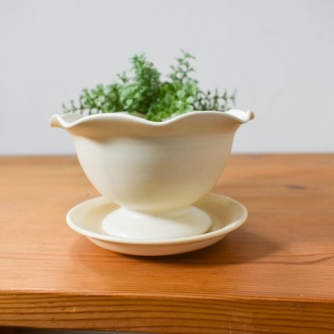 フリルのミニ植木鉢　(クリームマット)
