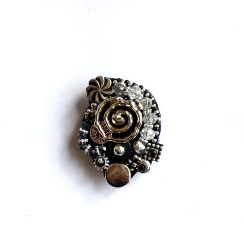 Antique Silver Beads Reunion  ビンテージボタンのビーズ刺繍ブローチ