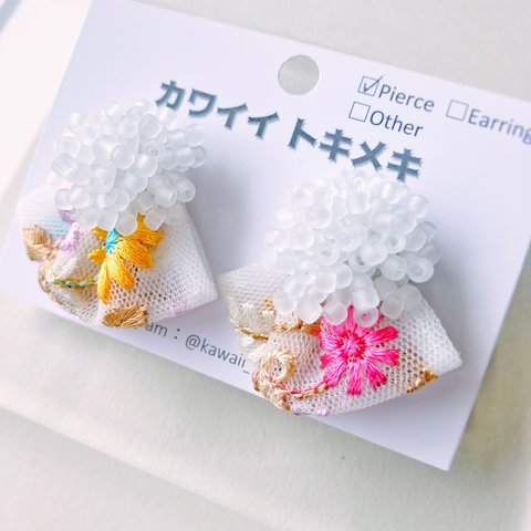 つぶつぶビーズとインド刺繍リボンタッセルのピアス・イヤリング -すりガラスビーズとカラフルなお花のインド刺繍リボン-