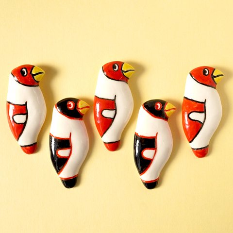 陶器　イカルのブローチ(野鳥)