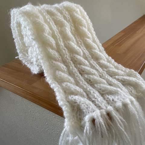 手編みのマフラー（モヘアホワイト）
