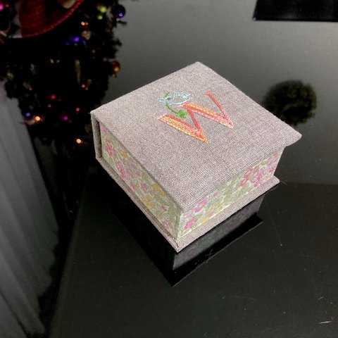 イニシャル手刺繍box『W』