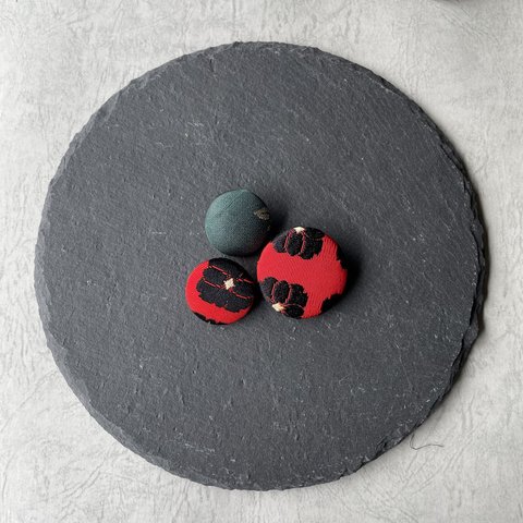 red green obi brooch set