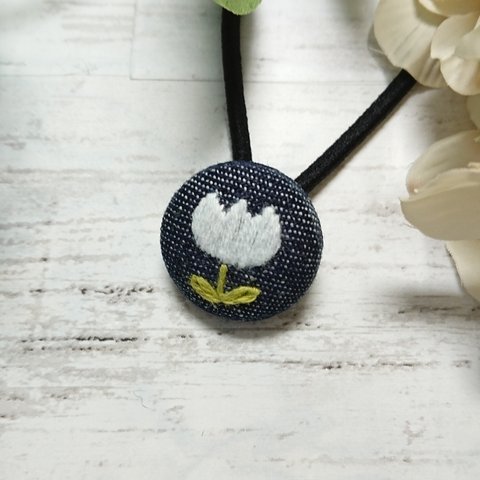 白いチューリップの刺繍くるみボタンのヘアゴム