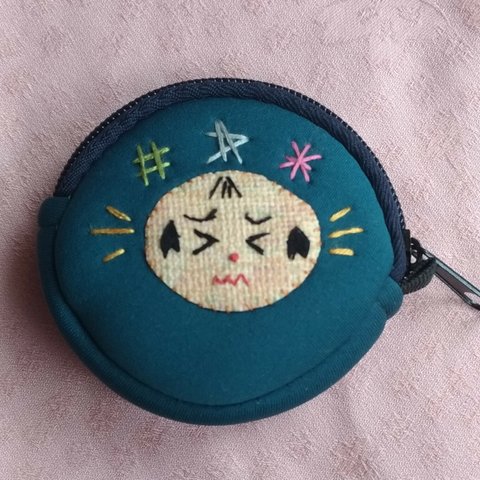 手刺繍こけしのイヤホンケース