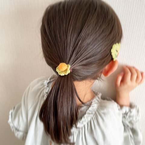 小さな 女の子 の 若草色のお花 ボンボン ゴム