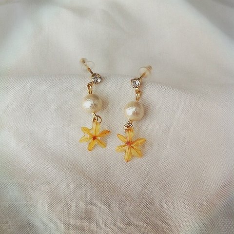 小花ピアス