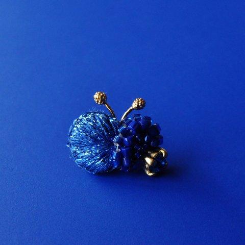 ＜ Eternal Butterfly" tiny " ～耳飾りの蝶～＞イヤーカフ『グリッターブルー』18KGP