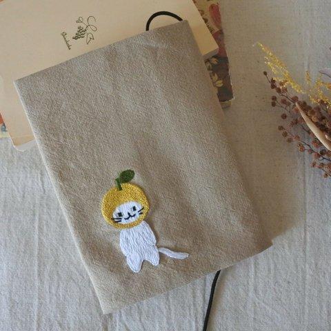 4000→3400円　みかんにゃん　手刺繍　文庫本　ブックカバー