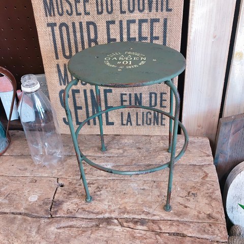 再入荷♡くすみグリーン 丸椅子【インテリア雑貨ガーデン雑貨】かっこいいメタルチェア♡ディスプレイにも♪