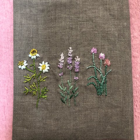 値下げしました♪フランス刺繍入り　いろんな花たちのブックカバー