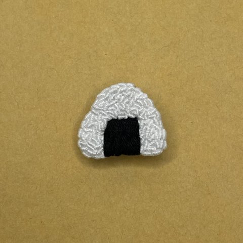 おにぎり（海苔）の手刺繍ブローチ