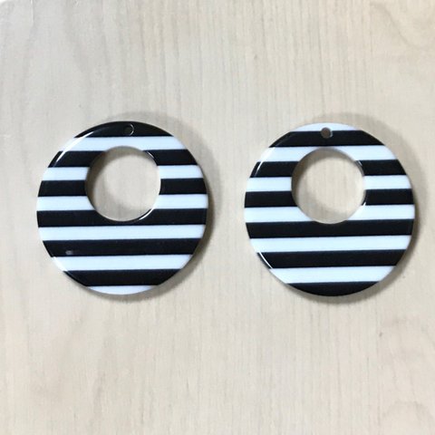 BLACK WHITE BORDER STRIPE CIRCLE CHARM 