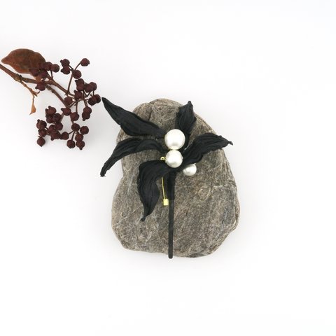 Corsage. コサージュ" Black leaves. "