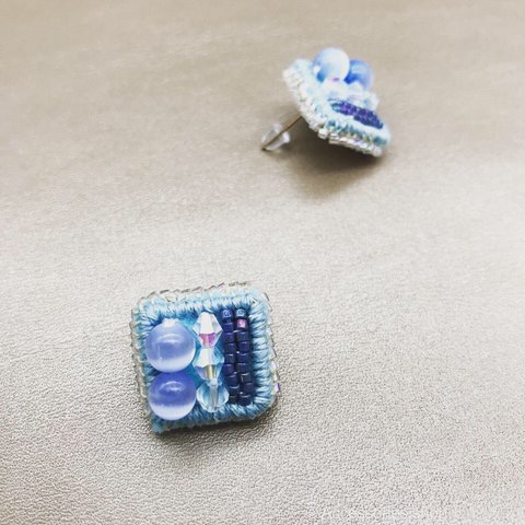 blue×square ビーズ刺繍のスタッドピアス