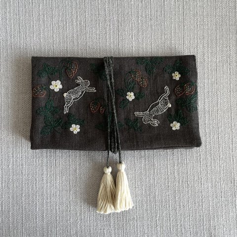 【うさぎと苺】手刺繍　タッセルポーチ