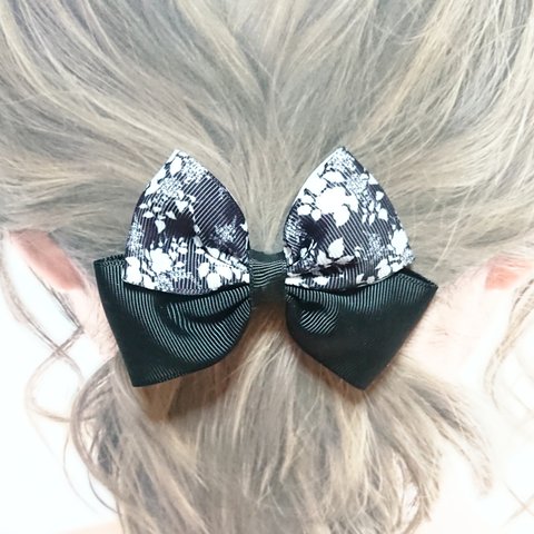 モノトーンの花柄リボンヘアクリップ