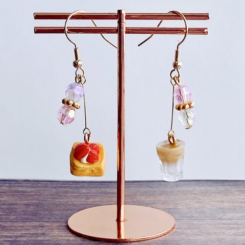 苺デニッシュとカフェオレのピアス ミニチュアスイーツピアス ミニチュアアクセサリー