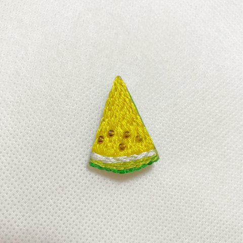 黄色スイカの刺繍ブローチ