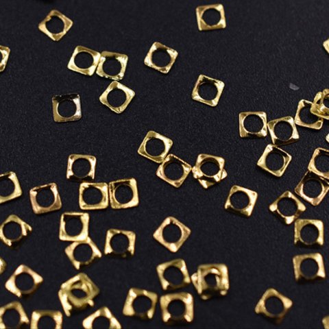 M3220   500個 ネイルパーツ メタルパーツ 中抜き四角 2×2mm ゴールド【約500ヶ】