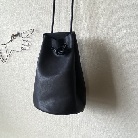 ▪️leather 丸底 black 巾着バック ▪️かっこいいしわ加工leather黒い鞄