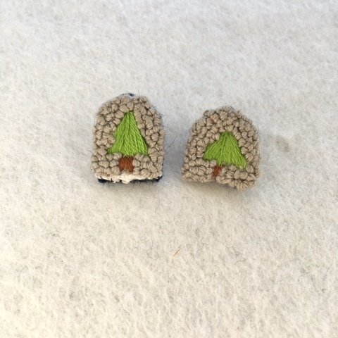 北欧の森のような刺繍ピアス