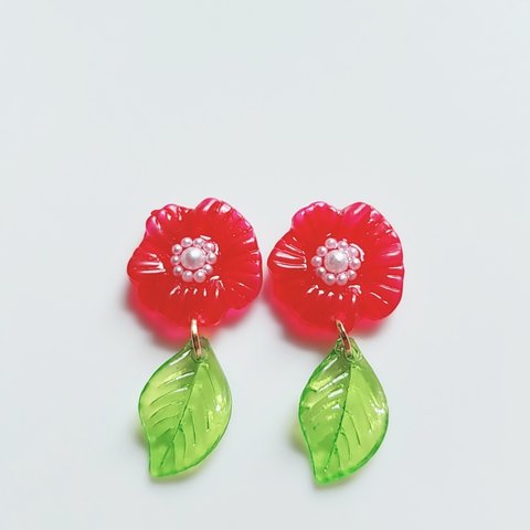 ゆらゆら揺れる椿の花ピアス/イヤリング/樹脂ピアス/樹脂イヤリング/アレルギー対応