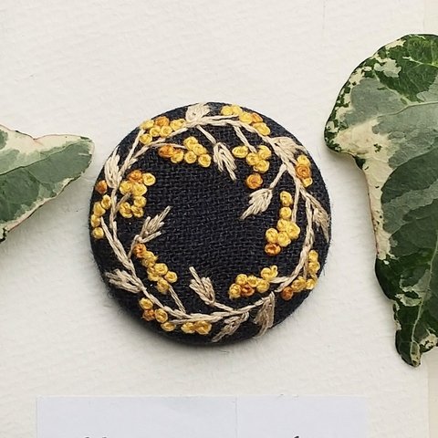 刺繍くるみボタン(ヘアゴム/ブローチ)リース