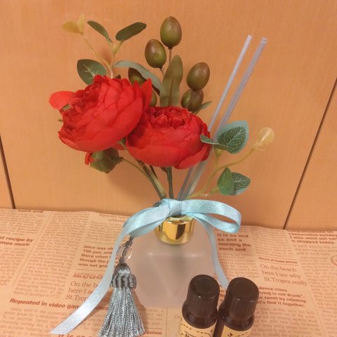 (送料無料-・選べる香り)深紅のバラのミニブーケ付きアロマディフューザー