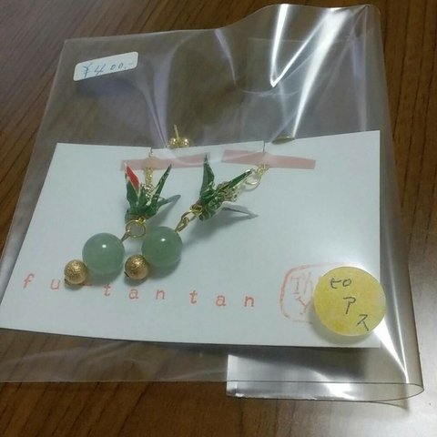 和紙で作った折り鶴のピアス