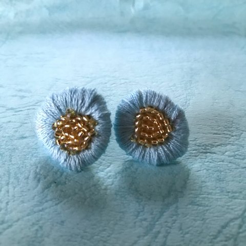 刺繍の花のさわやかピアス