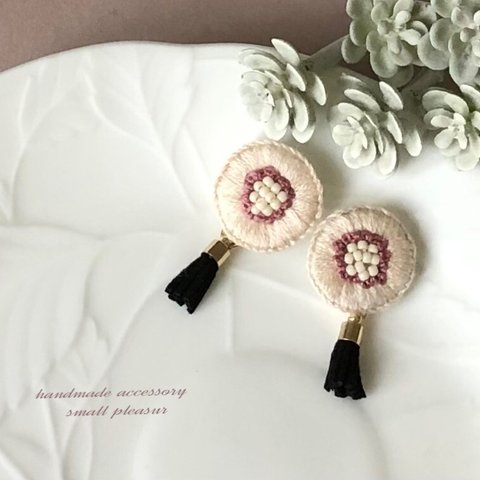 ボタニカル&タッセルの刺繍ピアス/イヤリング