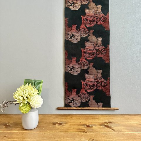 帯のタペストリー　漆黒に秋色の花器　着物リメイク インテリア　掛け軸 　和モダン　和室　Kimono Tapestry Kakejiku  ギフト　Japanese interior 