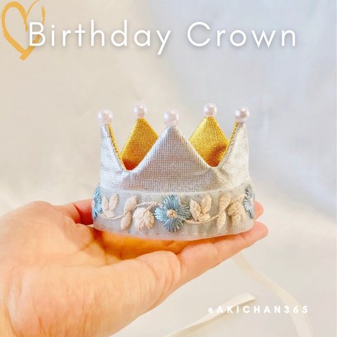 ミニ ベビークラウン （slim）s×g パール 花柄刺繍リボン（ブルー）《100日、記念日、誕生日、ハーフバースデー、ニューボーンフォト、1歳、あご紐、王冠、冠》