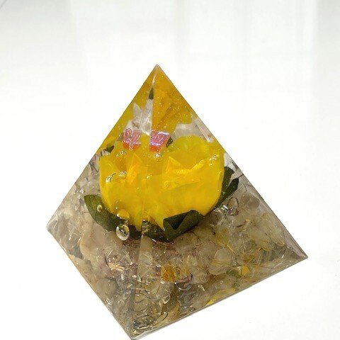 オルゴナイト　ピラミッド　黄色のバラと蝶々