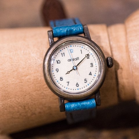 布で製作したシンプルな文字盤の小振りな手作り腕時計(Timo Round Small/在庫品)