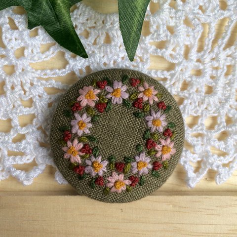 小花柄の刺繍のブローチ